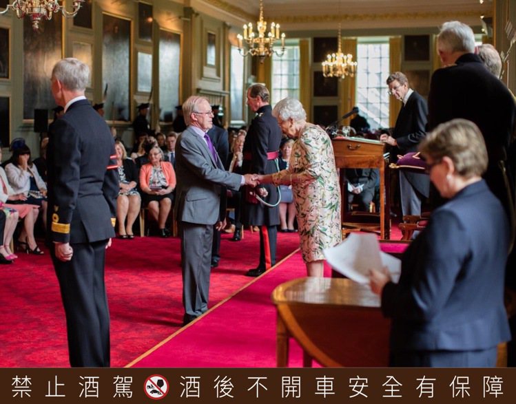 大衛．史都華於2016年由英國女王伊莉莎白二世，授予大英帝國員佐勳章（MBE）。...