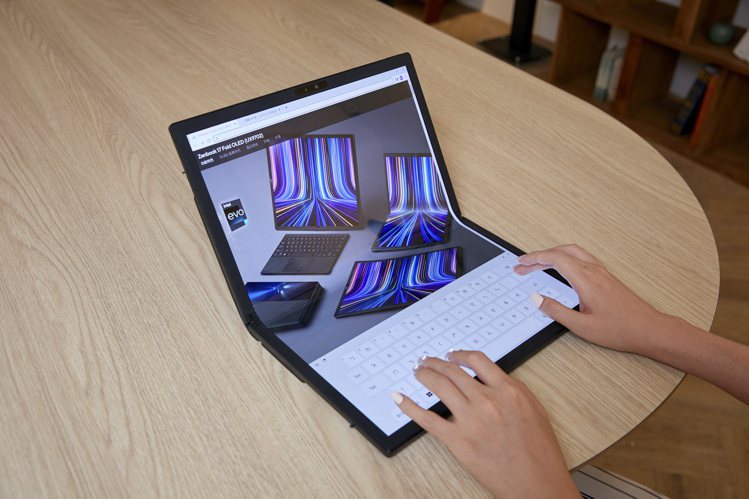不想攜帶鍵盤出門，Zenbook 17 Fold OLED還是可透過開啟虛擬鍵盤...