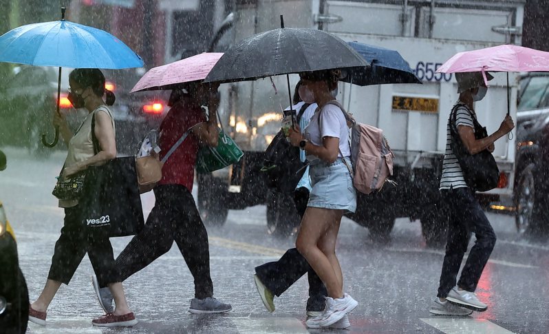 強颱軒嵐諾加速離開台灣，中央氣象局表示，新竹以南到高屏山區都還有些降雨，現在仍持續對全台13縣市發布大雨特報。圖／報系資料照