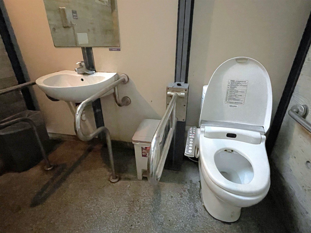 新竹市護城河公廁設有免治馬桶。圖／本報資料照片，記者張裕珍攝影