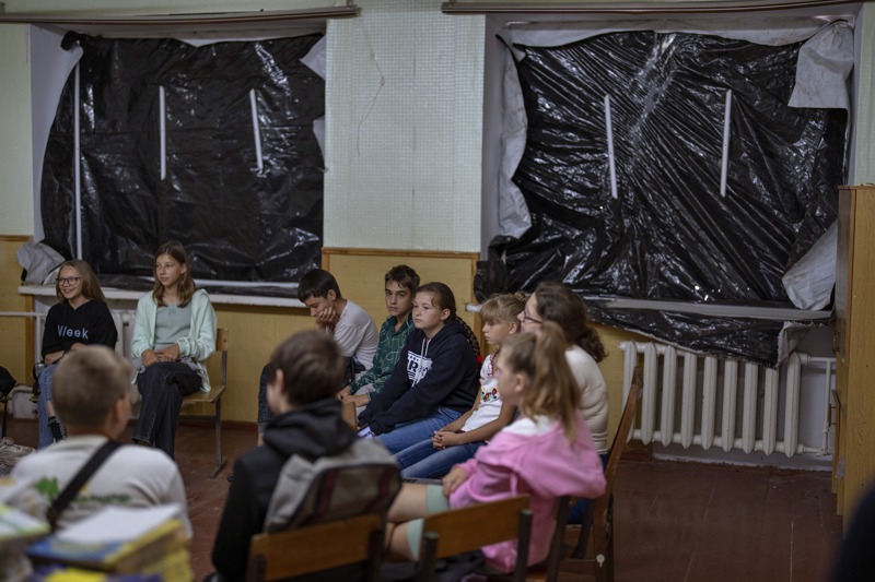 距離白俄羅斯邊境35公里的烏克蘭小鎮米梅洛–科秋賓西克學校，學生8月30日返校接受安全訓練，並領取新課本準備開學。美聯社