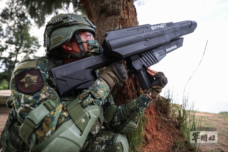 為反制大陸無人機侵擾，金門防區現正積極訓練官兵使用干擾槍。（軍聞社）