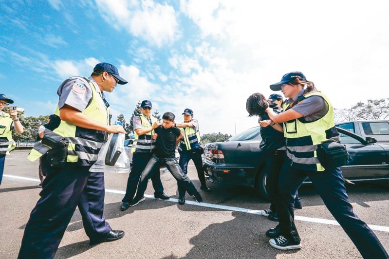 警察綜合逮捕術常被批套招演出，實用不足；台南雙警殉職後，警政署決定取消長達十八年的綜合逮捕術測驗。圖／警政署提供
