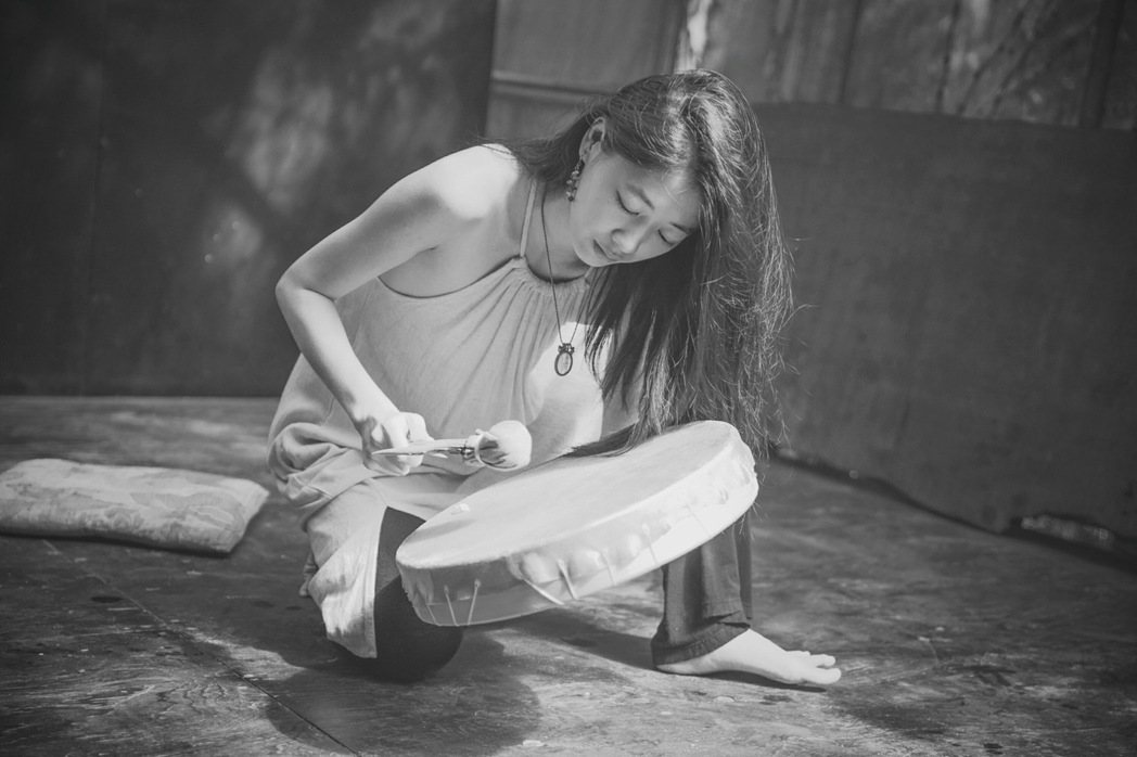 表演者之一嚴歆Oh-oh Yen，為自由舞者、身體工作者、正念冥想引導者。 圖／...
