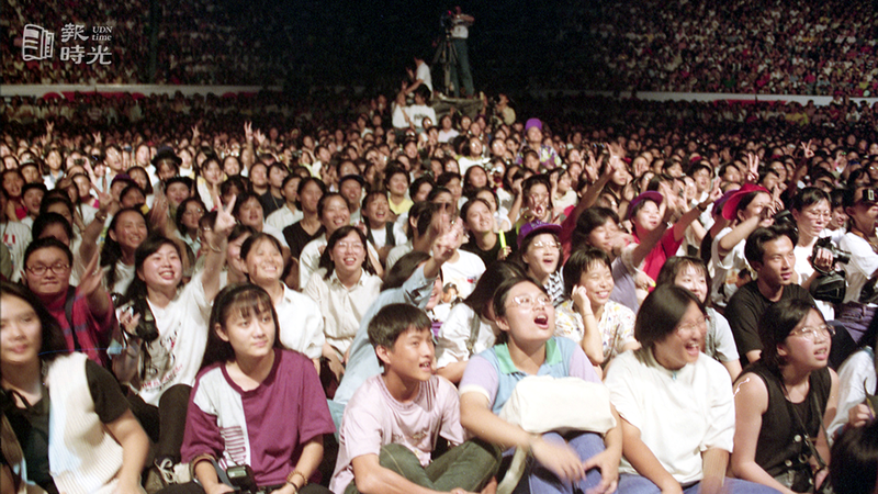 香港歌壇四大天王之一的劉德華在台北市立體育場舉辦個人演唱會，吸引近一萬五千名的歌迷前往欣賞。圖＼聯合報系資料照（ 1993/08/07　本報記者攝影） 