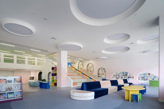 兒童閱讀區高彩度空間裝置，相襯最佳採光，給予孩童舒適明亮的活動空間。