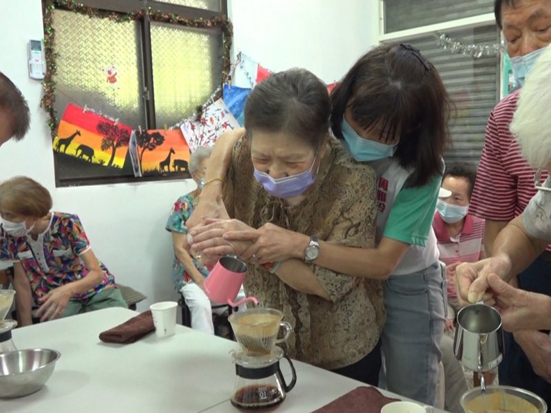 汐止區的秀山社區關懷據點一位92歲的阿嬤，在議員周雅玲指導下，更是沖了人生中的第一杯咖啡，好開心。 圖／觀天下有線電視提供