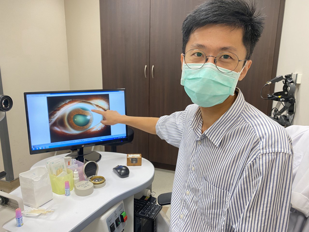 長安醫院眼科主任郭鐘元說，患者因外力撞擊，造成外傷性白內障，且除了白內障比較熟以外，水晶體的韌帶也鬆弛 。圖／長安醫院提供