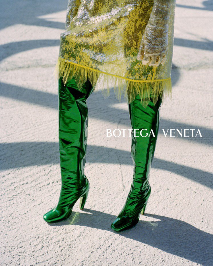 過膝的長靴是本季亮點單品之一，展現了Bottega Veneta經典的編織工藝與...