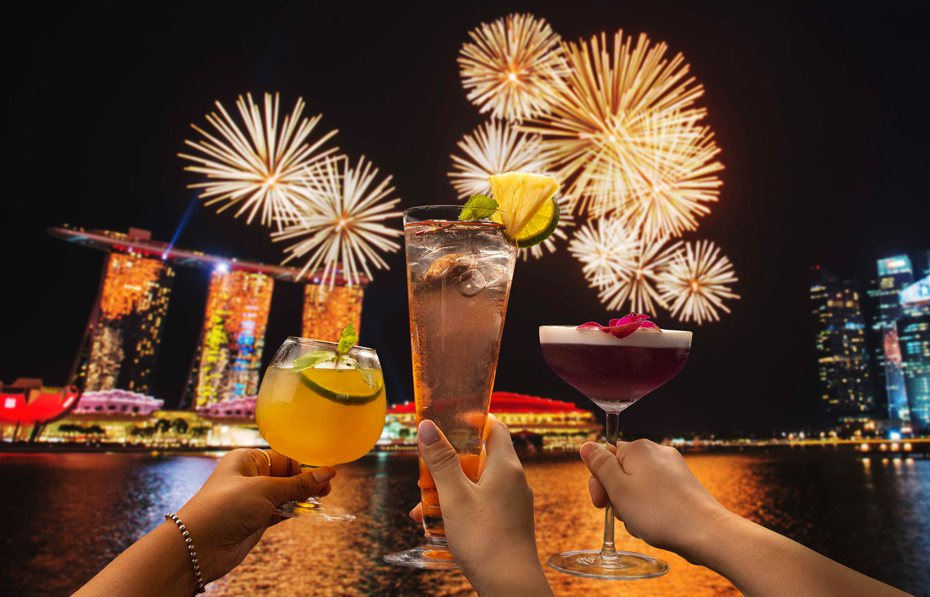 濱海灣金沙以魚尾獅的冒險精神為靈感，再結合當地的蒸餾酒和花卉植物，推出限定版飲品。新加坡旅遊局提供
