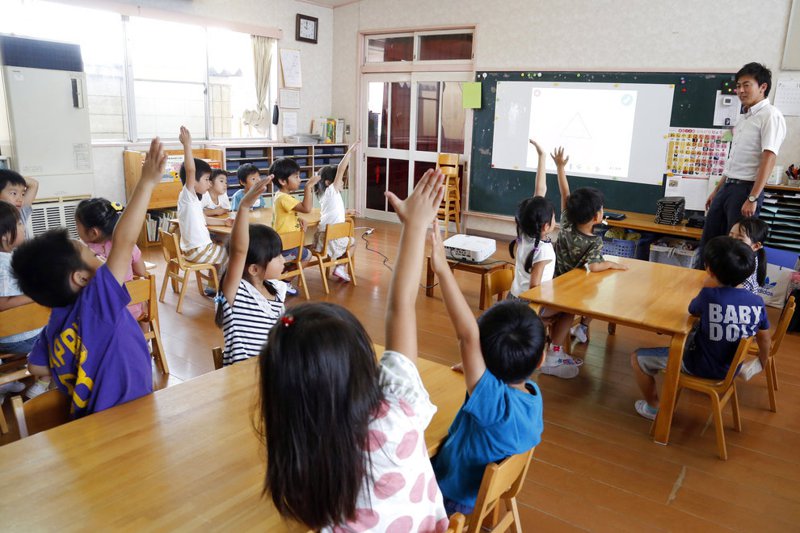 根據日本2021年調查，有59.8％的小學教師達「過勞線」，血汗的工作內容跟工時也讓有意願當教師的人卻步。美聯社