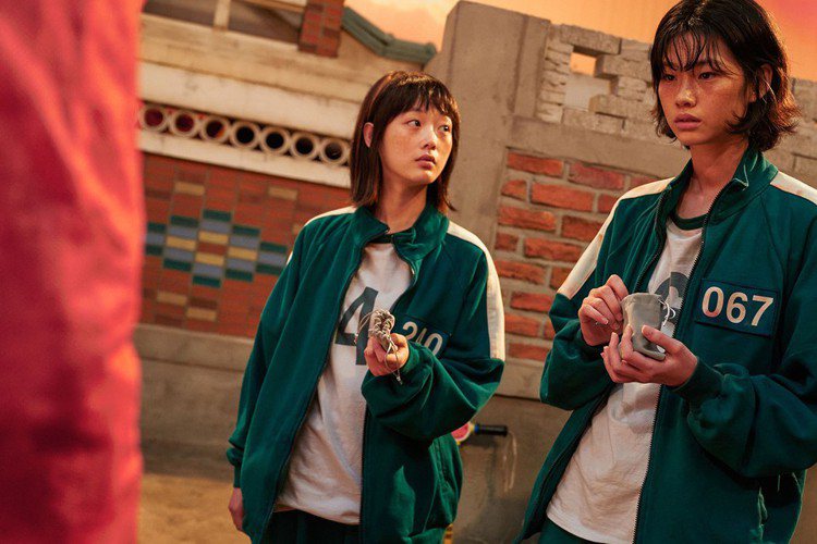 李瑜美（左）與鄭好娟在「魷魚遊戲」中的對手戲讓人印象深刻。圖／摘自Netflix