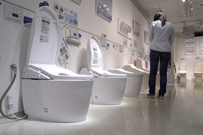 為配合外國觀光客及年長者需求，日本政府近幾年編列數十億到數百億日圓替公共廁所改頭換面，用坐式馬桶取代蹲式。路透