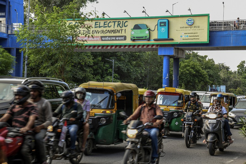 如今印度一些擁擠的市街上，穿梭著最低售價僅台幣3萬元的電動機車及電動三輪計程車。圖為8月27日的新德里街頭。圖／紐約時報