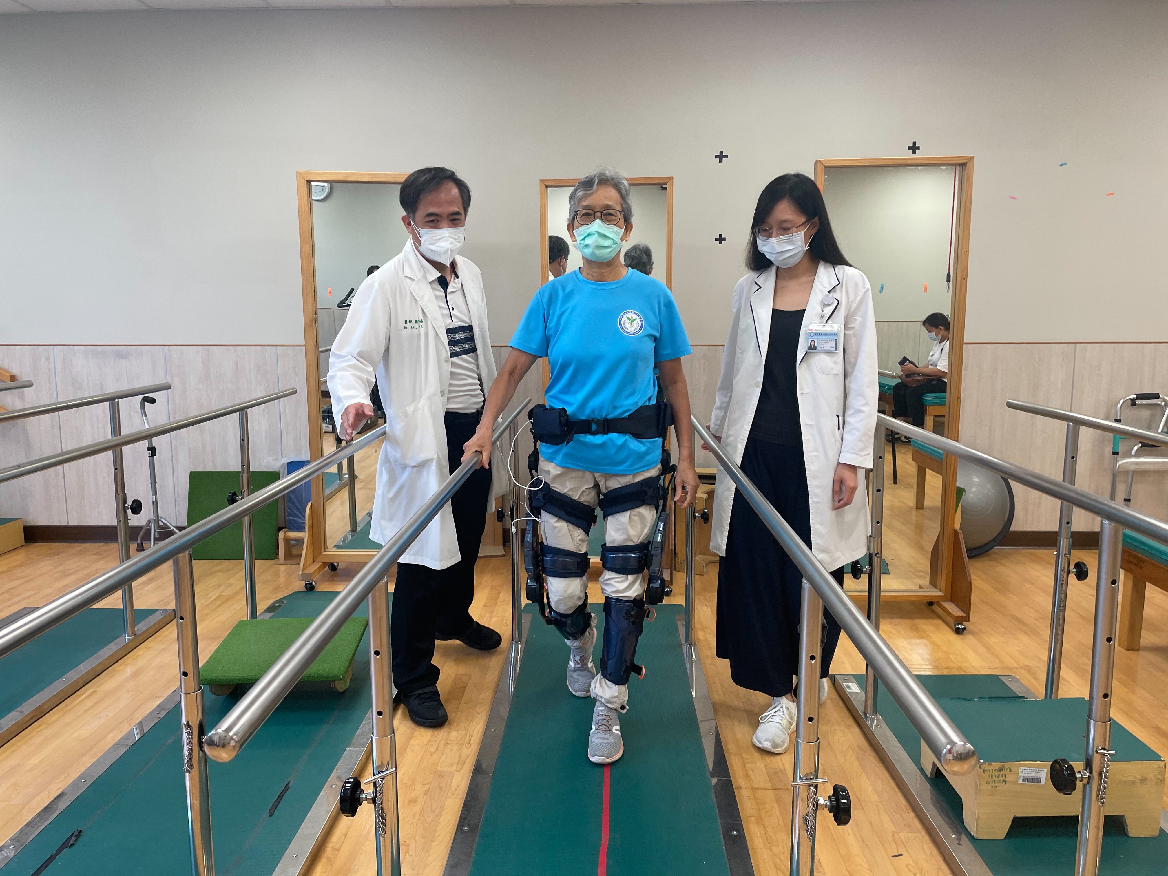 中風患者透過穿戴式外骨骼下肢機器人復健訓練雙腳。圖／中醫大新竹附醫提供