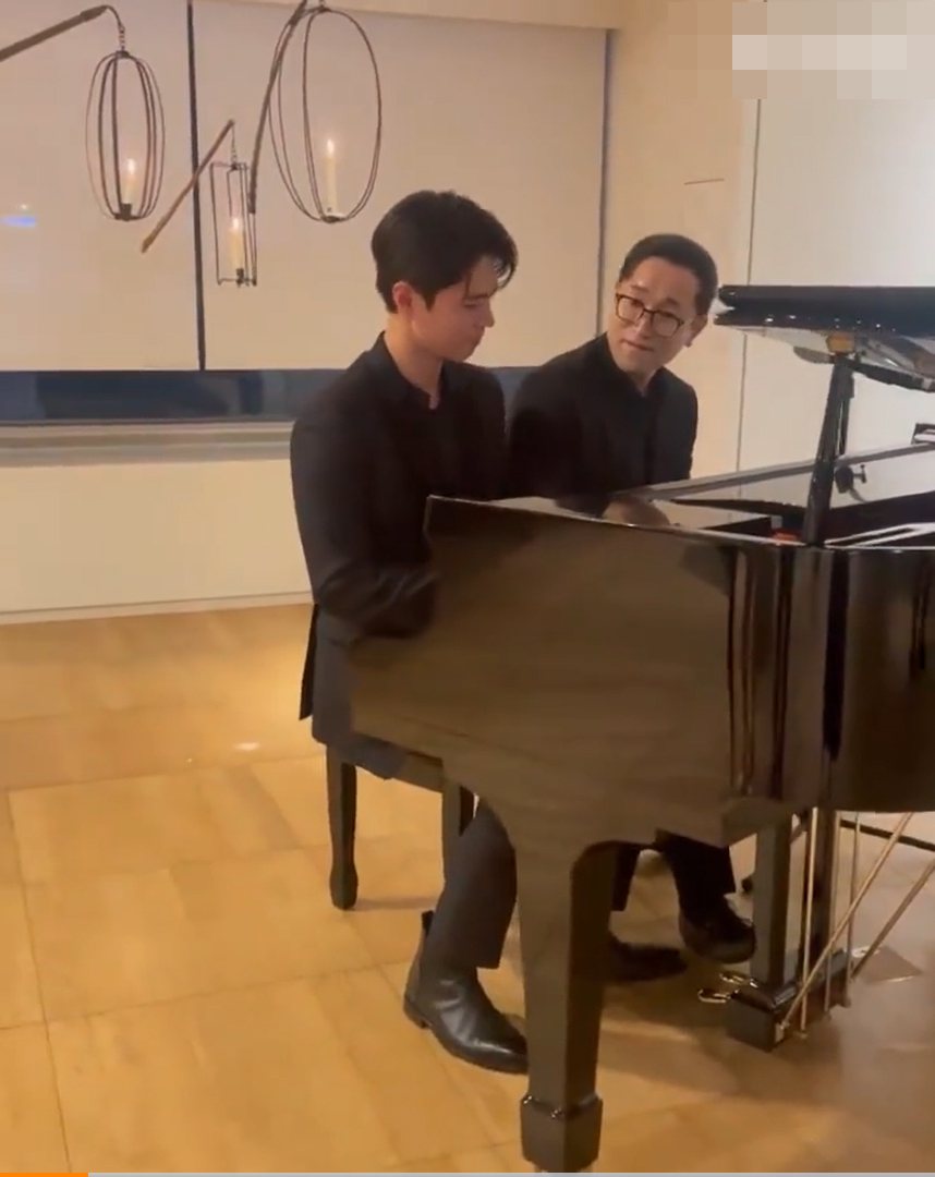 朴寶劍與爵士鋼琴家高熙安一同即興演奏《筷子進行曲》。 圖／擷自twitter。