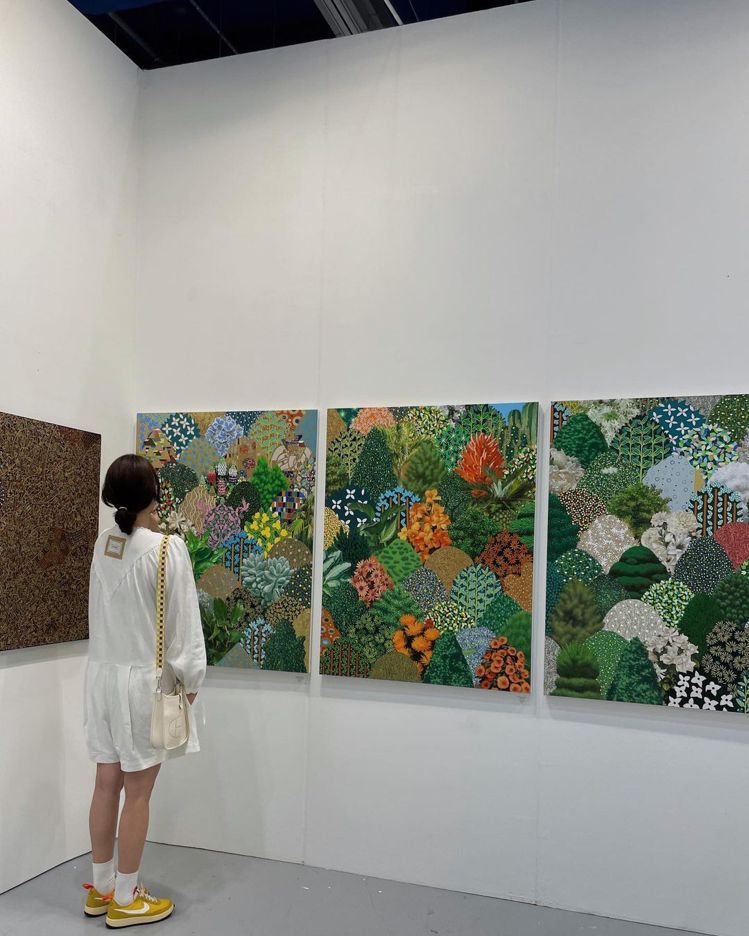 朴信惠4日現身藝術展。 圖／擷自instagram。