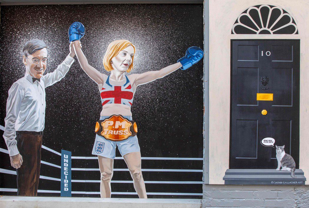 北愛爾蘭貝爾法斯特街頭，慶祝特拉斯勝選的街頭藝術創作。 圖／法新社