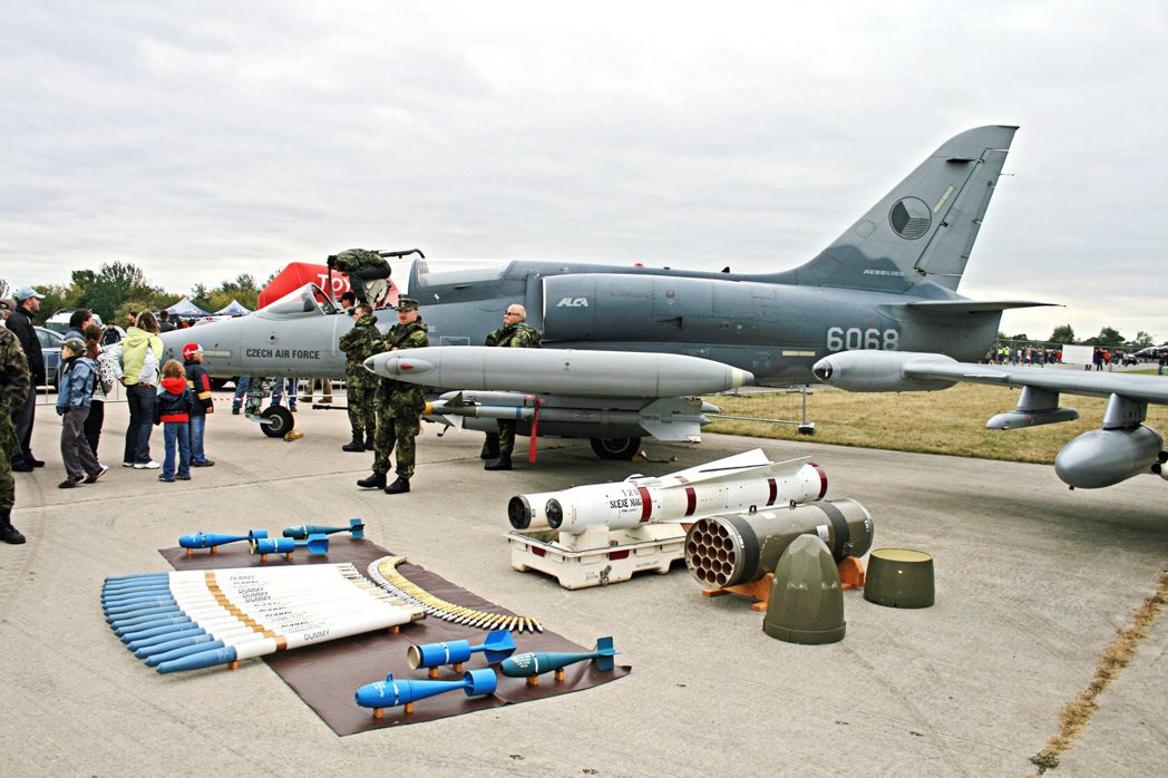 捷克產製的武器曾風靡一時，圖為捷克1997年開始生產的Aero L-159 AL...