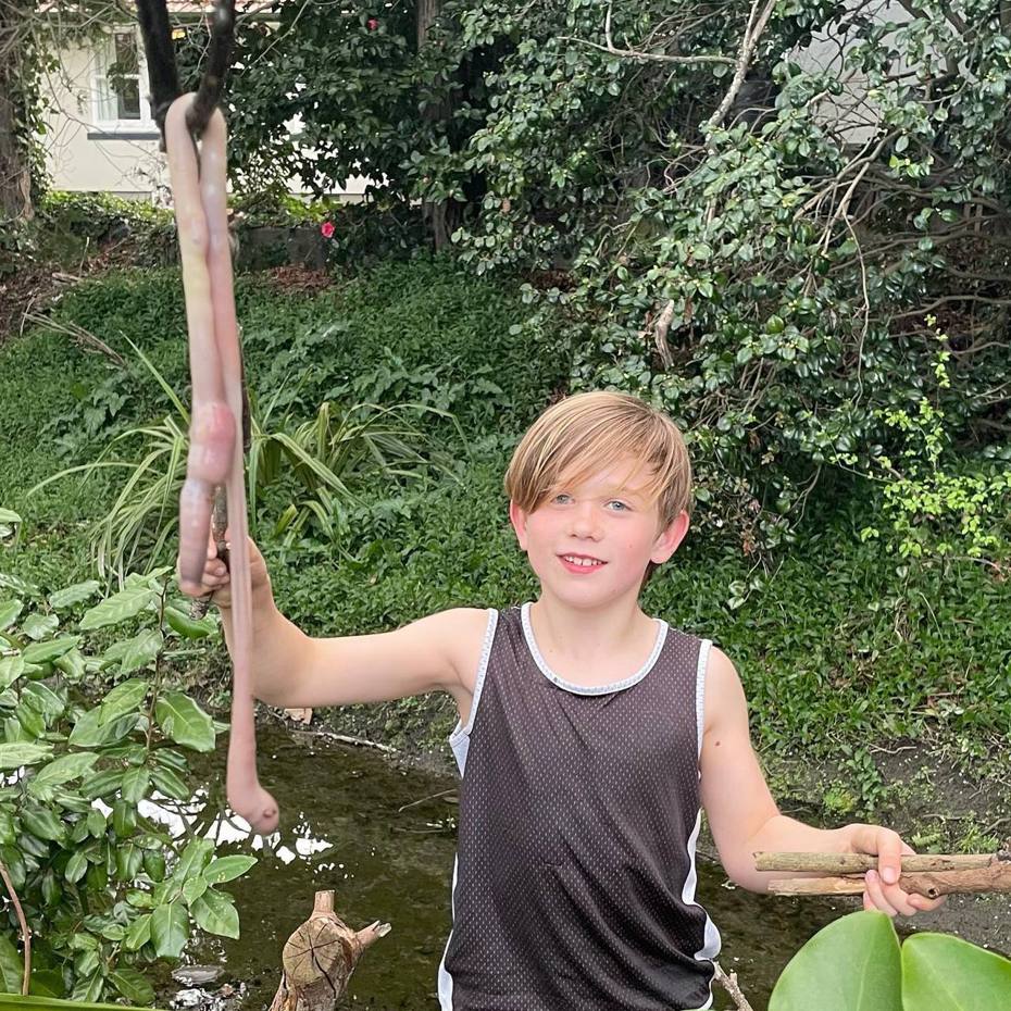 男童在河邊發現長約一公尺的巨無霸蚯蚓。圖擷自Jo Domigan