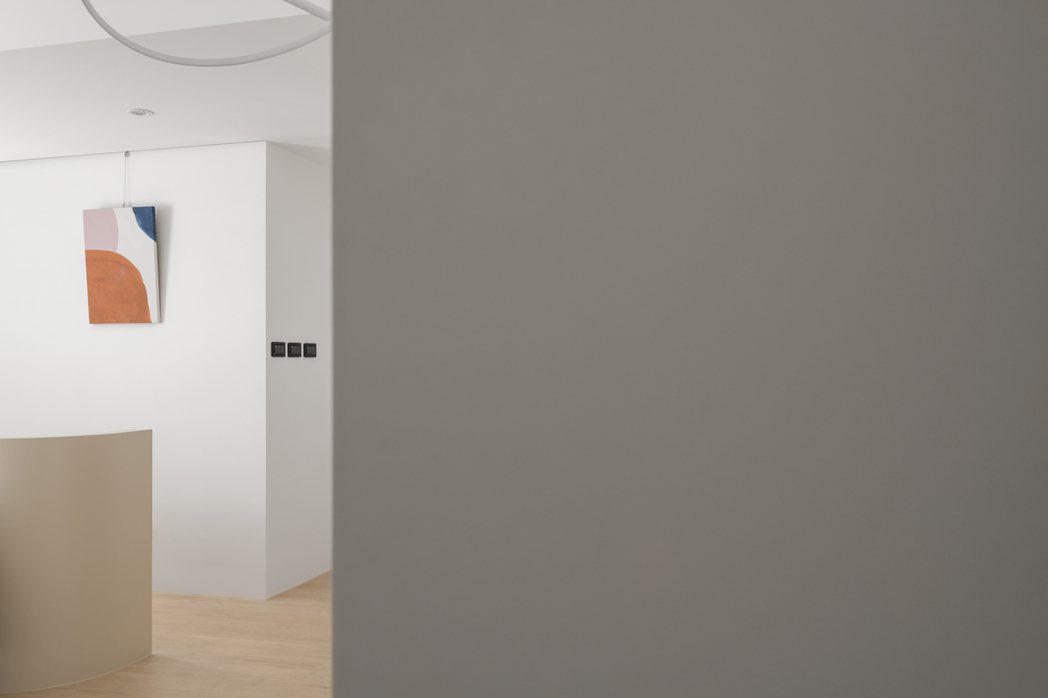 空間以白色為基底，搭配淺色的大地色系使牆面具有層次並兼具溫潤感。