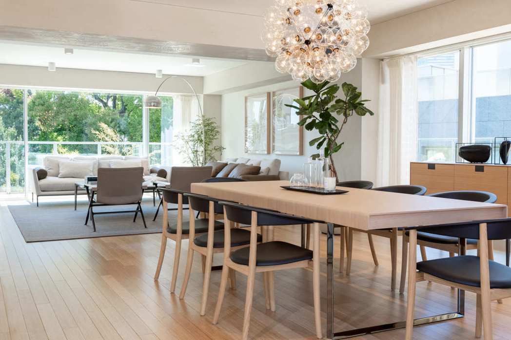 溫潤的條紋竹地板，與暖色調的家具擺設，打造具有輕盈質感的居家生活。