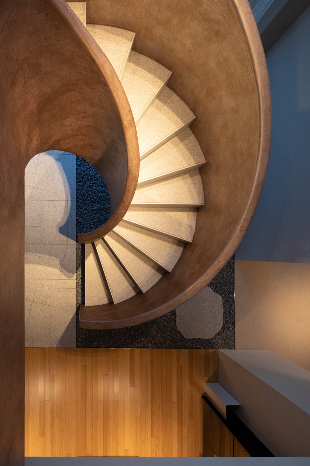 頂層公寓的樓梯的色調與彎曲的幅度讓人聯到孔雀螺，而樓梯兩側的塗料具有金屬質感，使...