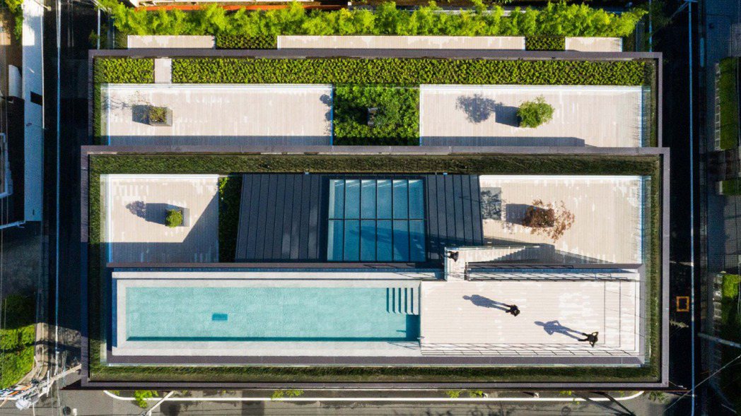 竹謐The Kita的頂層公寓設有視野絕佳的私人陽台和私人無邊際泳池。