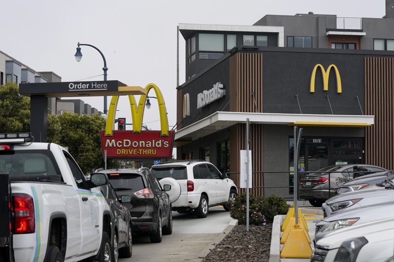加州新法可调高大型连锁速食业者员工明年最低时薪到22美元。美联社(photo:UDN)