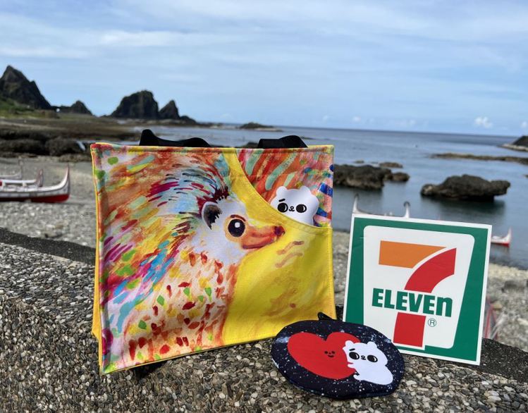 蘭嶼地區門市販售7-ELEVEN與社福團體、社企共同開發、使用回收寶特瓶製成的環保提袋及掛包商品，鼓勵觀光客和居民自備購物袋。圖／7-ELEVEN提供
