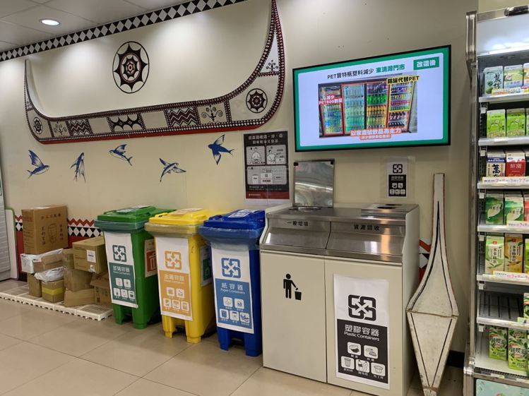 7-ELEVEN於門市內設置分類清楚標示的資源回收專區，鼓勵消費者落實分類，讓垃圾能進入回收資源循環體系。圖／7-ELEVEN提供