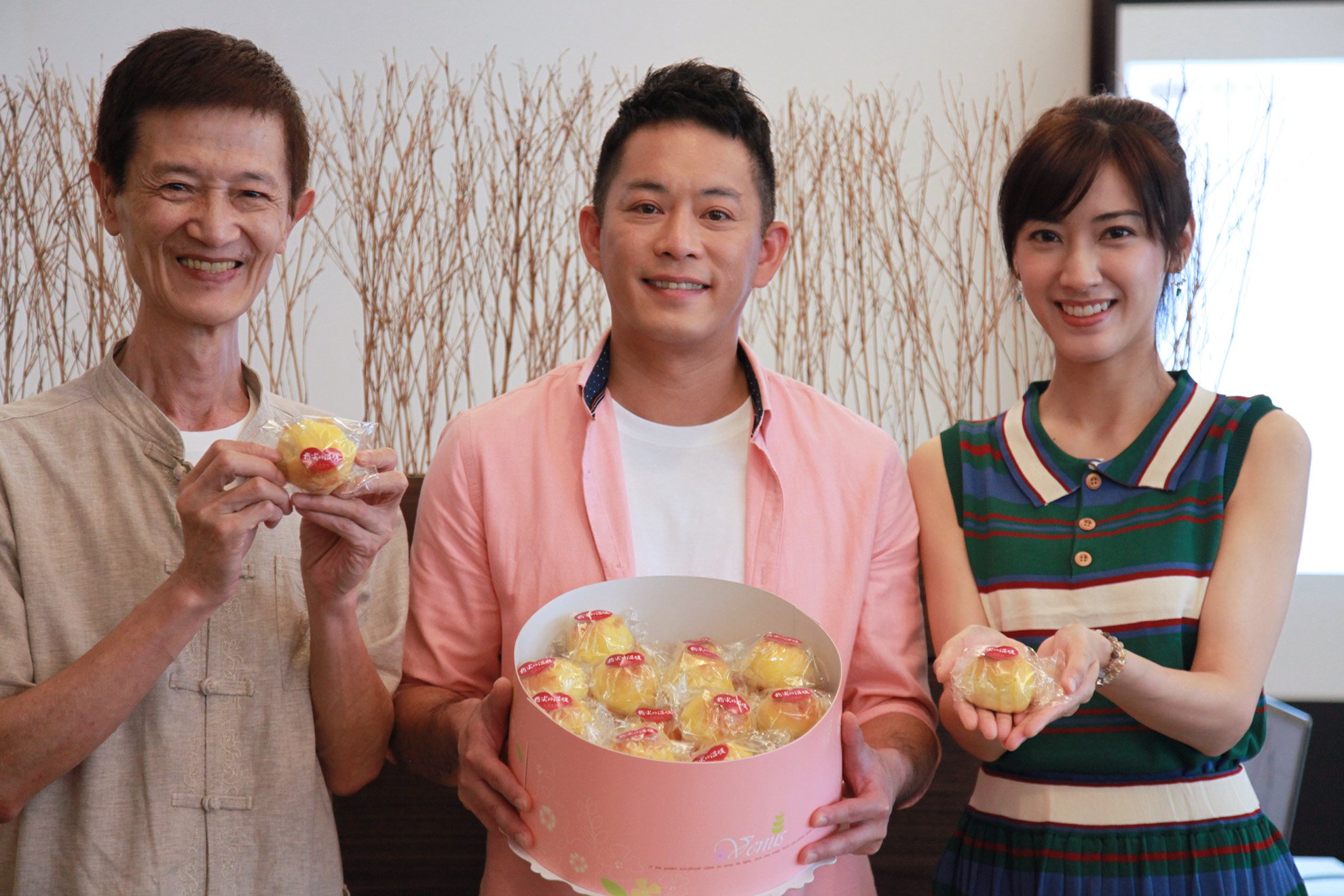 陳博正(左起)、韓宜邦、田羽安為「指尖的溫暖」宣傳，適逢中秋節端月餅過佳節。圖／大愛電視提供