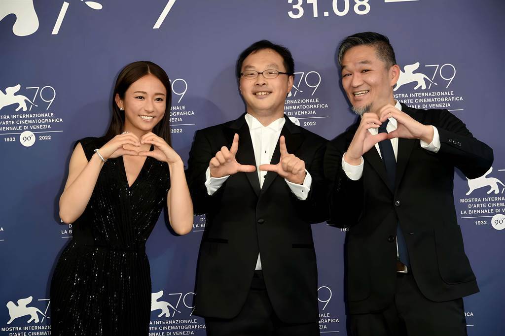 木村文乃（左起）、導演深田晃司、砂田原子現身威尼斯影展宣傳「LOVE LIFE」。圖／海鵬影業提供