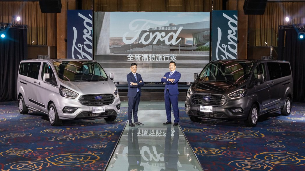 福特六和今日（9/7）正式在台發表New Ford Tourneo Custom福特旅行家，圖右為福特六和汽車營銷服務副總經理黃煌文，圖左為行銷處長沈仁偉。 圖／福特六和提供