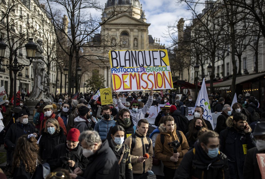 2022年1月，法國教職人員走上街頭示威遊行，抗議校園防疫措施及工資問題，時任教...