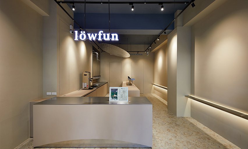 löwfun裸放茶旅台中公益店邀請生活起物設計操刀，強調低調不宣揚的輕奢質感，並...