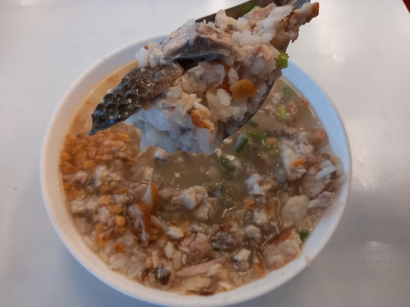 阿堂鹹粥的綜合鹹粥裡有虱目魚肉，魚皮和蚵仔。本報資料照片