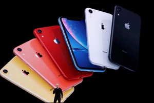 蘋果在中國當局協助下，打造世上最複雜的供應鏈之一，15年下來，大陸對精密部件的生產已不可或缺。儘管iPhone背面印著「加州設計，中國組裝」，實際上已是兩國共同創造的產品。圖為蘋果執行長庫克發表iPhone 11。路透