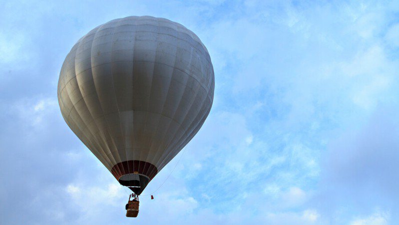 被熱氣球帶走的黑龍江採松子工人，空飄了300多公里才兩天後獲救。（上觀新聞）