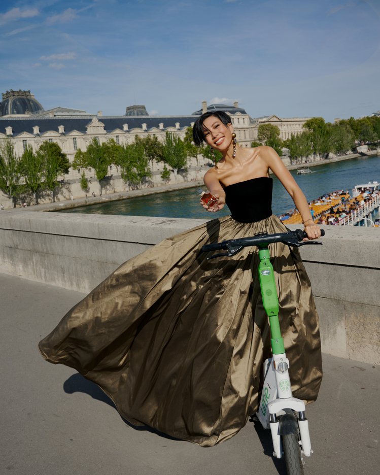 莫莉在巴黎街頭，與YSL自由不羈香精，展現自由自在的一面。圖／YSL提供