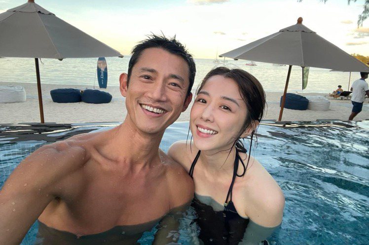 吳慷仁(左)邵雨薇同遊泰國七天放閃。圖／摘自臉書