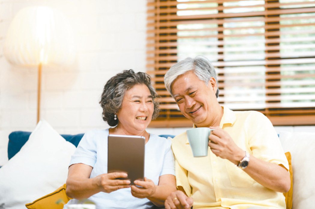 對於退休時點明確的投資人，可採用波動度會逐步降低的目標日期基金。（本報系資料庫）