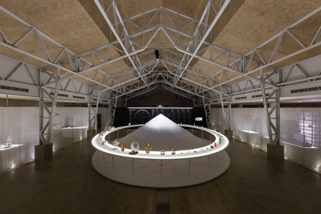 「透明大百科」展區內，近20噸重的循環玻璃堆疊出一座玻璃山景，是由空間總統籌彡苗...