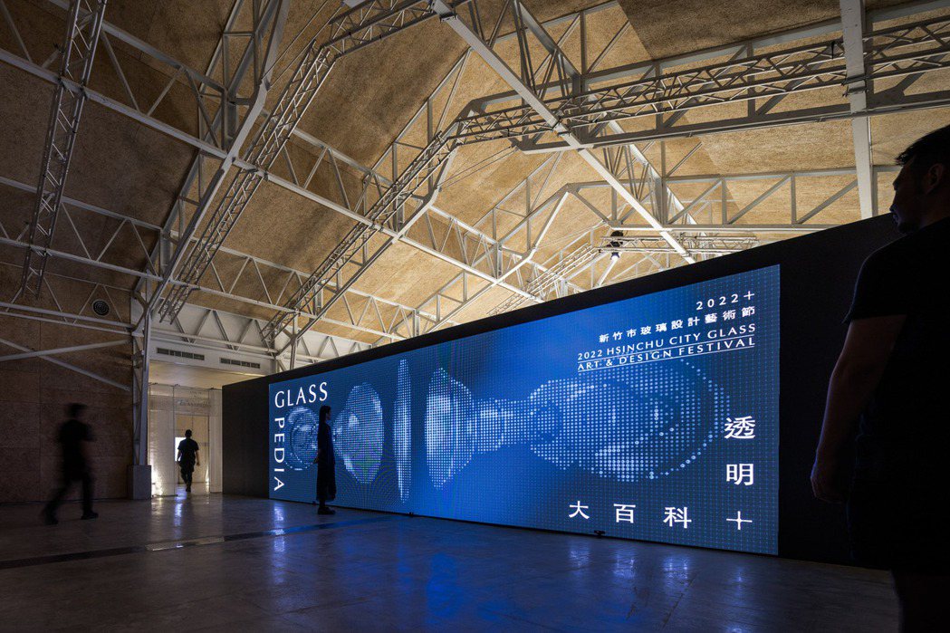 「透明大百科」入口處的大面LED互動牆，是由「三虎映製所」與「當若藝術科技」攜手...