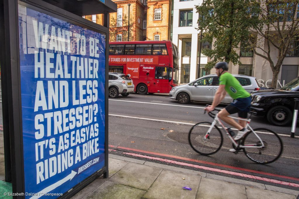 圖片為倫敦街頭自行車騎行於馬路上。 （© Elizabeth Dalziel /...