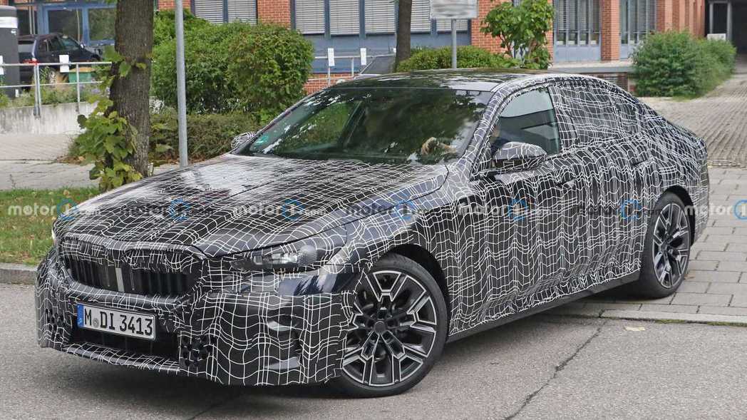 新世代BMW 5 Series偽裝測試車。 摘自Motor 1