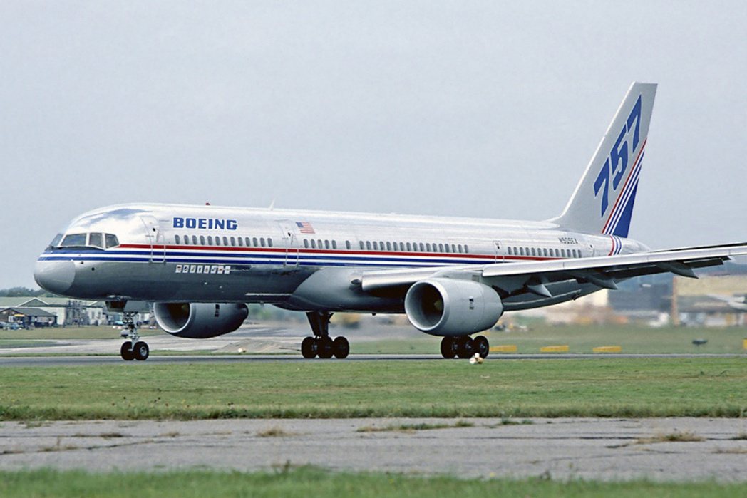 1982年在法茵堡航展首次亮相的波音757是亮銀色的塗裝，機鼻後方有白紅藍三條色...