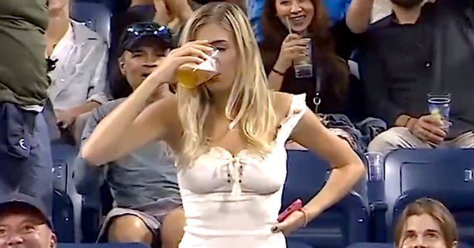 網紅梅根因在美網觀眾席暢飲啤酒爆紅。 擷圖自畫面