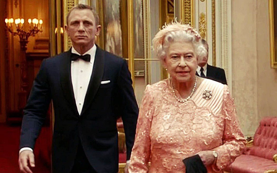 圖為2012年的倫敦奧運開幕上，讓人難忘的橋段之一便是飾演007系列電影的男星丹...