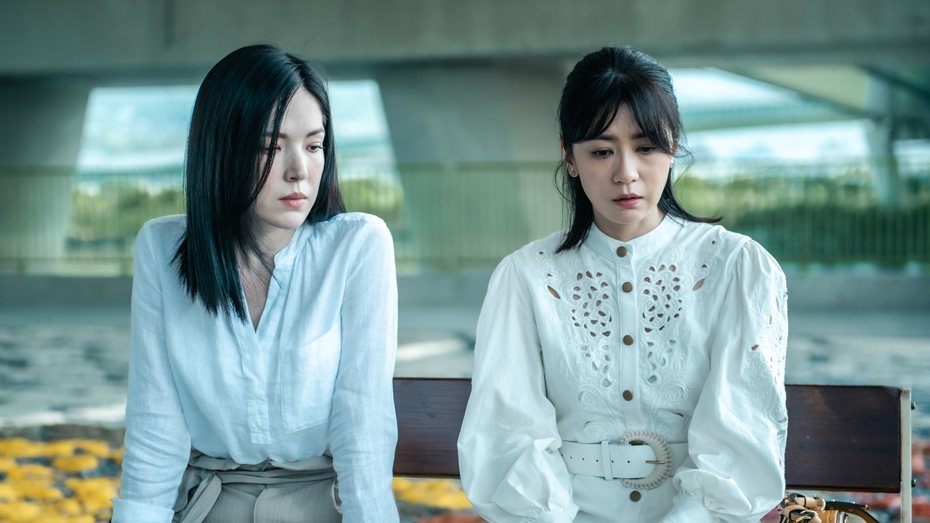 許瑋甯(左)、賈靜雯演出新戲「她和她的她」。圖／Netflix提供